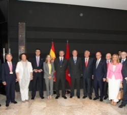 Don Juan Carlos junto a los ministros y exministros de Asuntos Exteriores españoles presentes en el encuentro empresarial hispano-marroquí